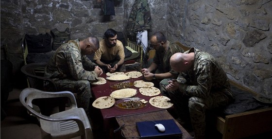 Amerití vojáci se modlí ped jídlem s písluníky afghánské armády