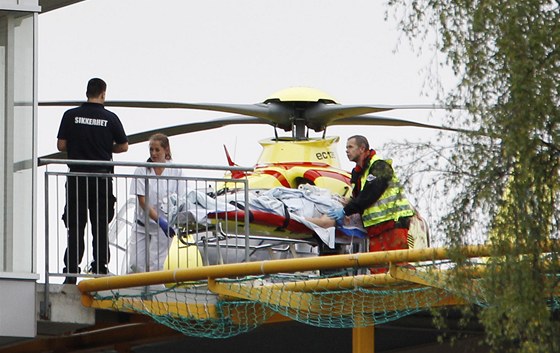 Záchranáři odvážejí z ostrova Utoya zraněného člověka (22. července 2011)