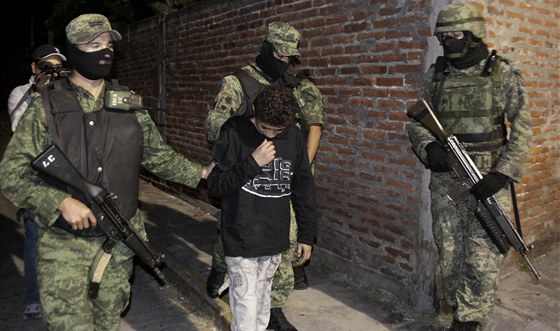 Mexická policie zatýká trnáctiletého mexického zabijáka Edgara Jimenéze Lugu