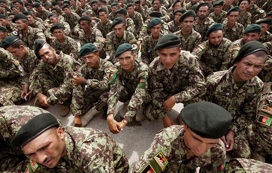 Afghántí vojáci ve výcvikovém centru na okraji metropole Kábulu