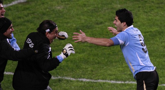 CHYT M, KDY TO DOKÁE. Luis Suárez (vpravo) bí na laviku Uruguaye podlit