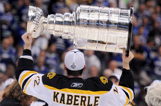 Tomá Kaberle zvedá nad hlavu Stanley Cup, který získal s Bostonem Bruins.