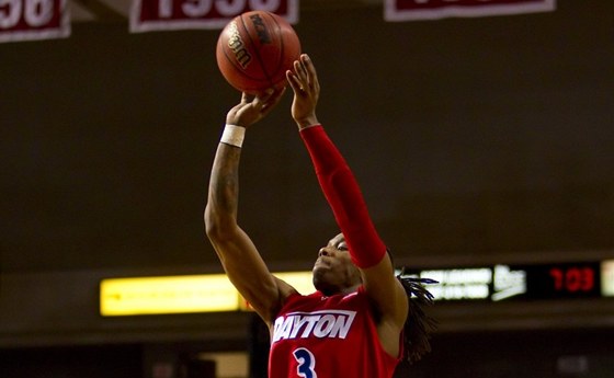 Americký rozehráva Rob Lowery v dresu univerzitního celku Dayton Flyers