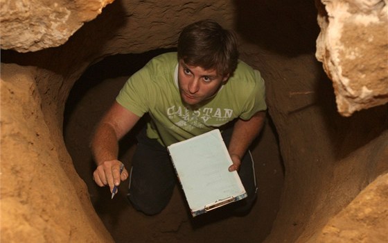 V usedlosti v Dobricích nali archeologové loch ze stedovku. Archeolog
