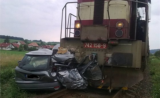 Nákladní vlak se stetl u Záhorovic na Uherskohradisku s osobním autem. Ve