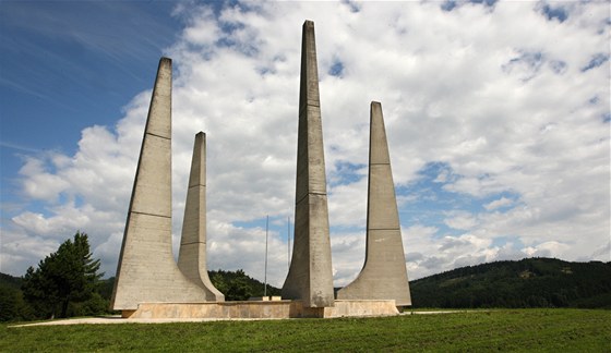 Vypálení obce Plotina na Valasku naízené gestapem 19. dubna 1945 pipomíná...