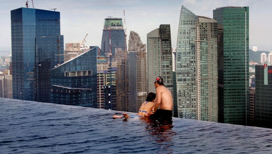 Bazén v singapurském Marina Bay Sands je nejvýše položený na světě a končí