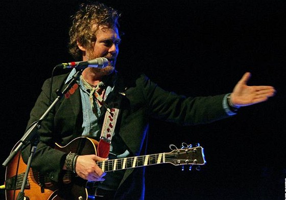 Glen Hansard vystoupí v renesanní Teli s bývalou partnerkou Markétou Irglovou