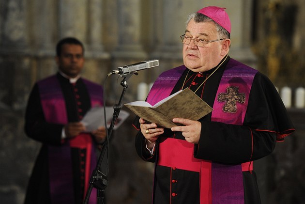 Pod prohlá�ením jsou podepsaní arcibiskup Dominik Duka, p�edseda Ekumenické rady církví Joel Ruml a p�edseda Federace �idovských obcí Ji�í Daní�ek.