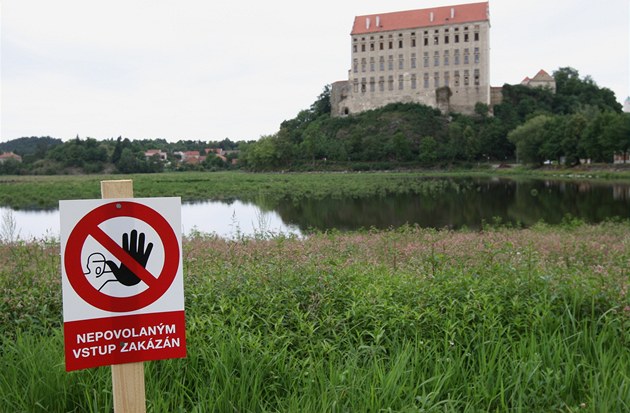 Hráz Podhradského rybníka v Plumlov� na Prost�jovsku prosakuje. Do�ká se proto opravy.