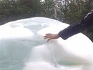 Obí ledová koule nedaleko Milovic je velká tém jako dosplý lovk.