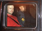 Nortí policisté peváejí Anderse Behringa Breivika (vlevo). (25. ervence...