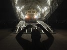 Kanadtí vojáci na letecké základn v Kandaháru nakládají obrnný transportér