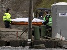 Norská policie prohledává okolí ostrova Utoya. (25. ervence 2011)