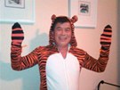 Americký kongresman David Wu v kostýmu Tygíka z animovaného filmu Medvídek Pú.