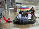 Záchraná evakuuje obyvatele obce Gvangdun