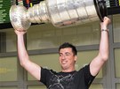 Tom Kaberle se Stanley Cupem v pletov hale ruzyskho letit v Praze.
