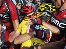 RADOST. Cadel Evans slaví v cíli Tour de France celkové vítzství v