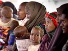 Somálské eny a dti ekají na registraci a jídlo. Do uprchlických tábor na