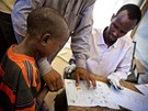 Nov píchozí chlapec ze Somálska je registrován pi vstupu do uprchlického
