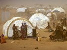 Vysídlené eny a dti stojí ped stany v táboe Dagahaley poblí