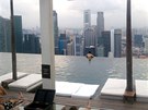 Singapur, hotel Marina Bay Sands. Výhled z bazénu je excelentní a iluze jeho...