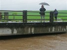 Lidé sledují hladinu z mostu pes Ddinu v Mlanech u Dobruky. (22. listopadu