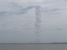Pohled na Kennedy Space Center z Cocoa Beach. 8.7.2011. Nkolik okamik po