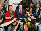 Astronaut Andrew Feustel (ervená mikina) po píletu do Prahy 29.7.2011. Projev