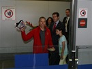 Astronaut Andrew Feustel s rodinou práv piletl do Prahy na ruzyské letit