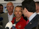 Astronaut Andrew Feustel, zástupce Akademie vd R (vlevo) a velvyslanec USA v
