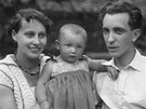 Miluka Pomplová s rodii na fotografii z roku 1930