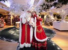 Vánoní sezonu zahájil Otec Vánoc s chotí v londýnských obchodních domech na