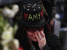 Neznámá ena se pila poklonit památce Amy Winehouse ped její dm na