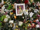 Fanouci nosí kvtiny a vzkazy ped dm Amy Winehouse na Camdenském námstí