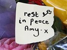 Fanouci nosí kvtiny a vzkazy ped dm Amy Winehouse na Camdenském námstí v
