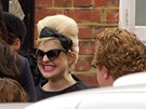 Kelly Osbourne (v erných brýlích) na pohbu Amy Winehouse