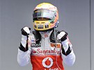 VÍTZ. Lewis Hamilton oslavuje na kokpitu svého McLarenu triumf ve Velké cen
