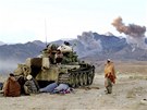 Afghánci se skrývají, zatímco v pozadí útoí na Tora Bora americký bombardér