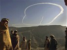 Bombardér B-52 se otáí nad hlavami Afghánc a znovu letí k Tora Bora