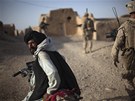 Afghánec projídí v provincii Hílmand na jihu zem kolem amerických voják 