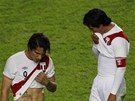 Peruántí fotbalisté Paolo Guerrero (vlevo) a Walter Vilchez sutní po vyazení