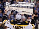 Tom� Kaberle zved� nad hlavu Stanley Cup, kter� z�skal s Bostonem Bruins.