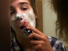 Z filmu ivot v jednom dni: první holení