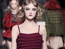 Barvy, které se budou nosit tento podzim: granátová (z pehlídky Dior)