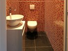 Toaleta je obloená mozaikou.