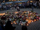 Pietní místo v centru Osla, kam lidé nosí svíky a kytice.
