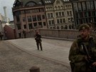 I nkolik dní po tragickém výbuchu v centru Osla hlídkují ozbrojení vojáci.