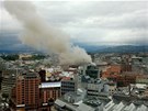 Z epicentra exploze v Oslu stoupá dým.