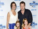 Brooke Shieldsová s manelem Chrisem Henchym a dcerami (2011)
